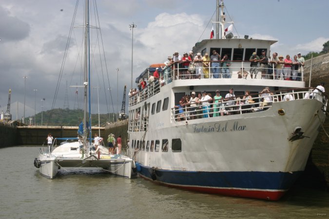 125- On se met a couple du bateau de touristes 